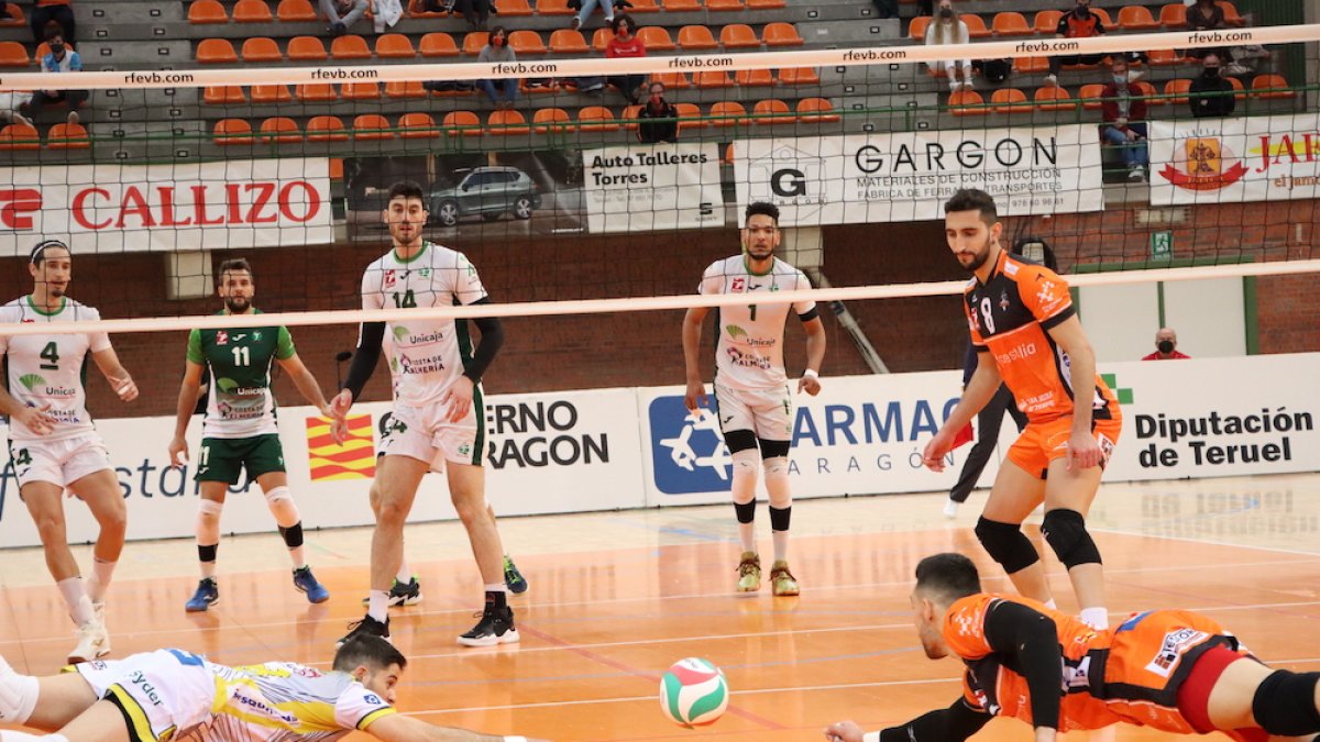 Unicaja Costa de Almería necesita ganar dos partidos en Teruel.