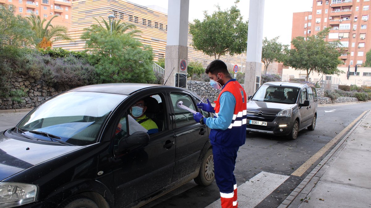 Pruebas PCR en un autocovid de la capital almeriense.