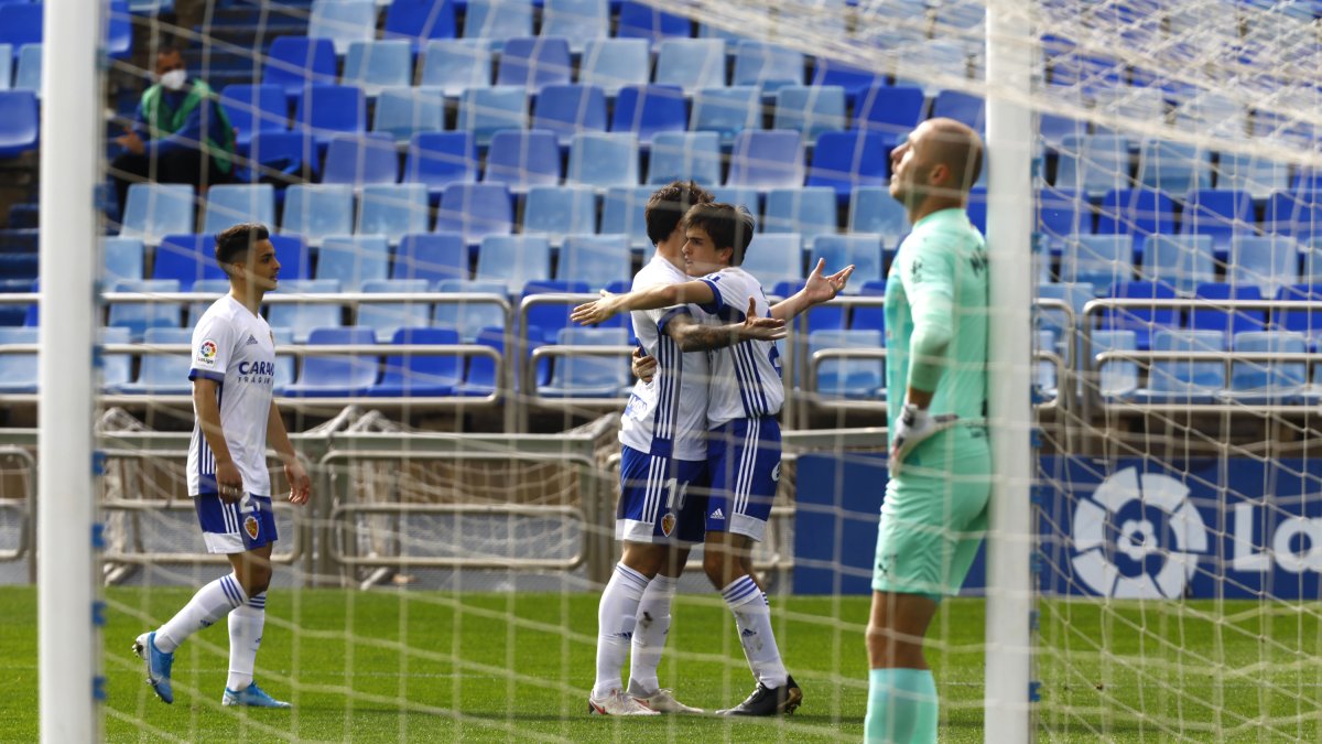 Makaridze se desespera en el palo después del segundo gol del Zaragoza.