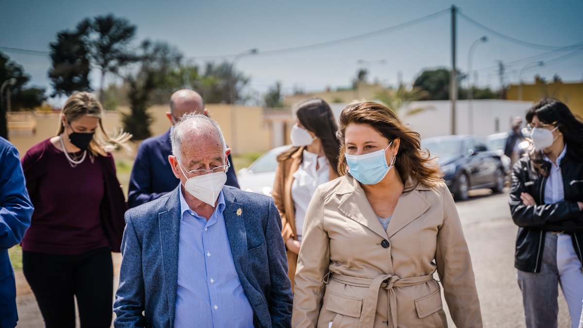 La consejera de Agricultura, Carmen Crespo, y el alcalde de Roquetas de Mar, Gabriel Amat.