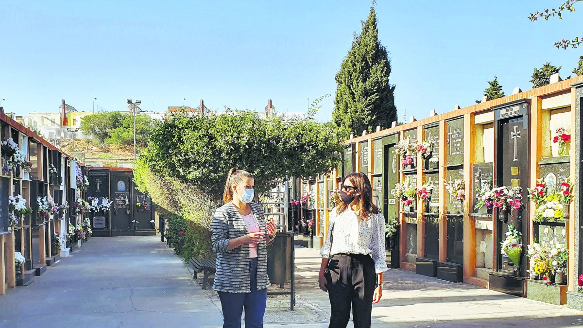 Visita de Sacramento Sánchez al camposanto de San José