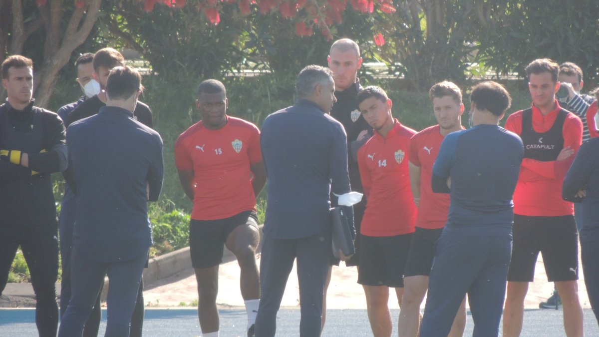 Momento de la charla del entrenador.