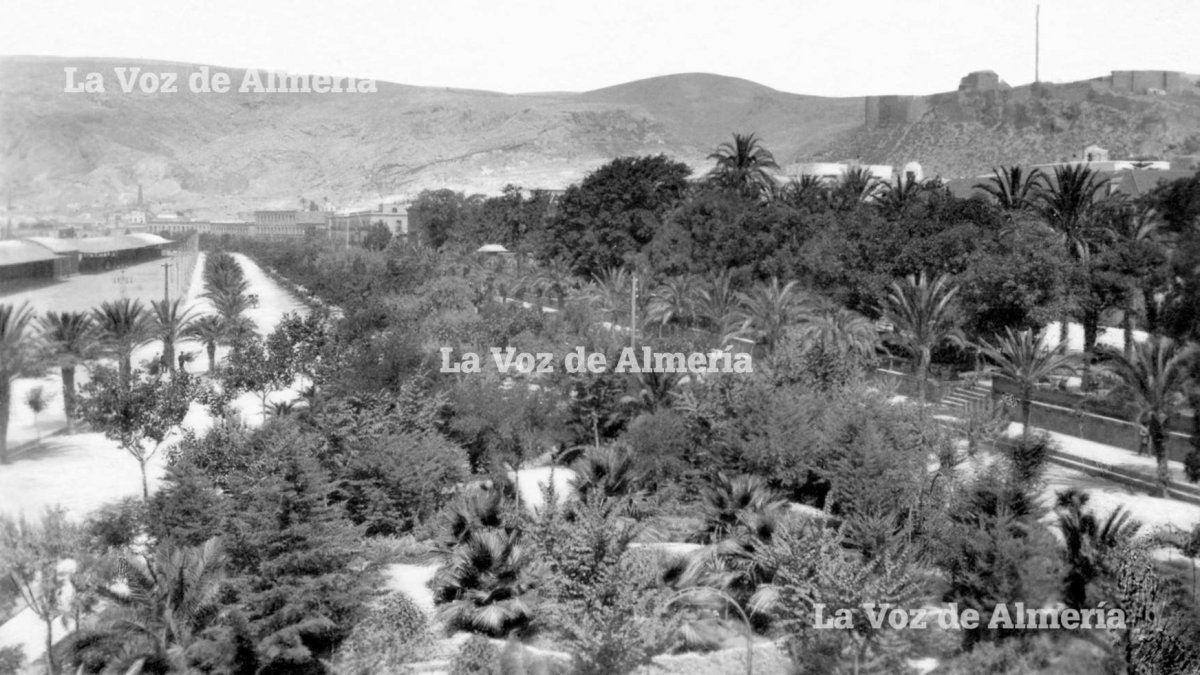 Al Parque le cambiaron el nombre con la República. Le cortaron el del Rey Alfonso XIII y se lo dedicaron al ilustre político don Nicolás Alonso.
