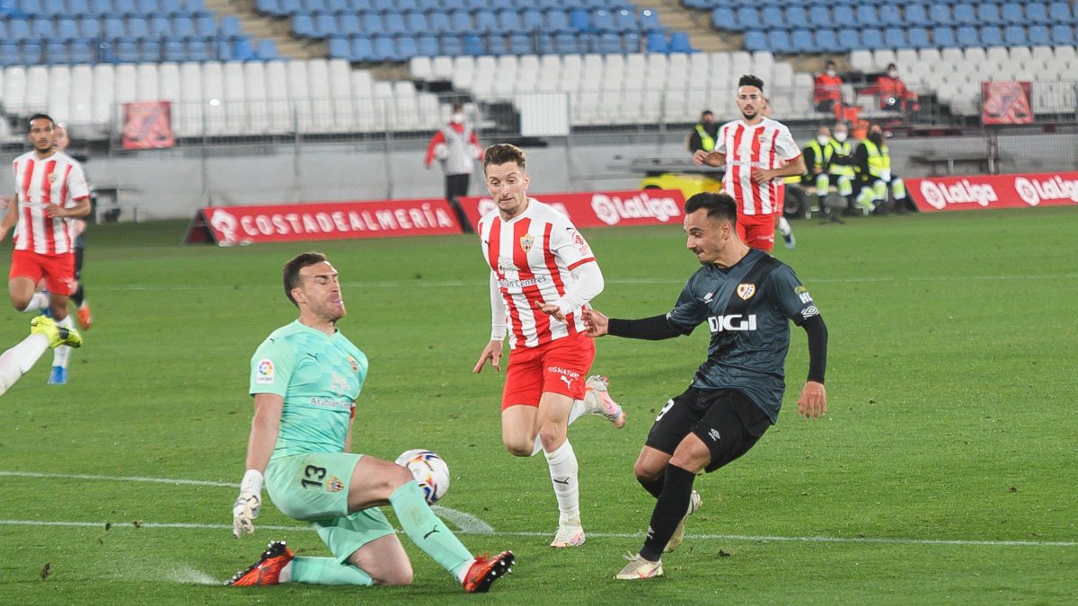 El Almería tiene muchos problemas para dejar su meta a cero.