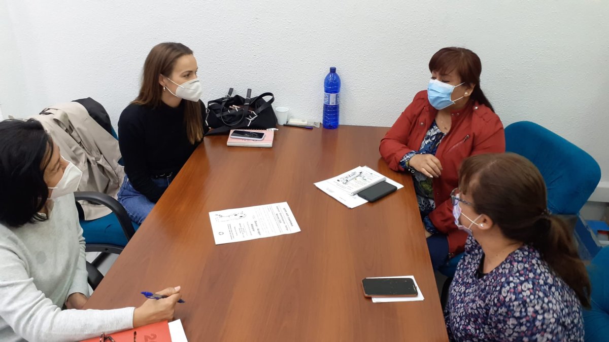 La alcaldesa y la concejala Loly Cruz se reúnen con miembros de la asociación.