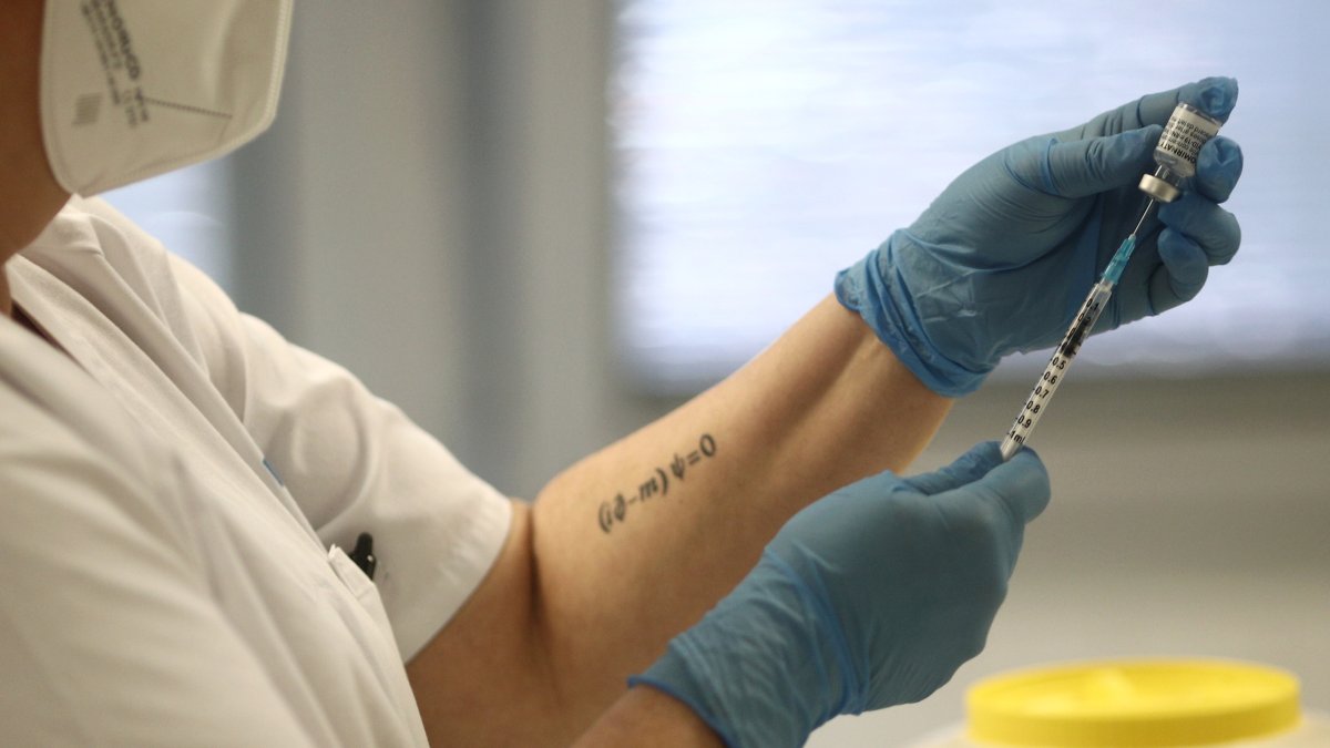 Una sanitaria sostiene una dosis de la vacuna de Pfizer contra el coronavirus.