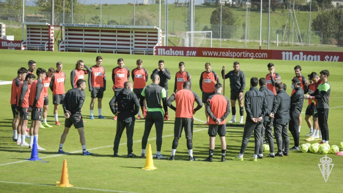 Charla de David Gallego a la plantilla antes de recibir al Real Oviedo.