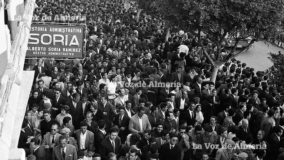 Imagen del Paseo en un día de desfile de los años cincuenta. En la foto se ve el anuncio de la gestoría Soria, la primera en tramitar el DNI.