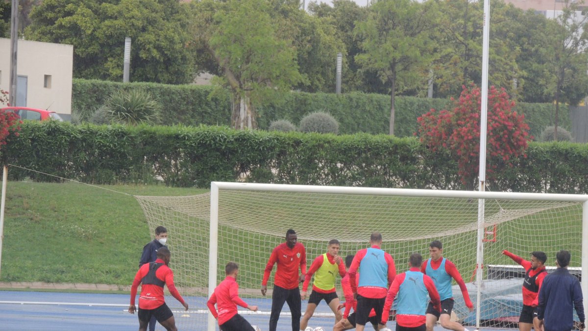 El Almería ha vuelto a entrenar pensando en la victoria.