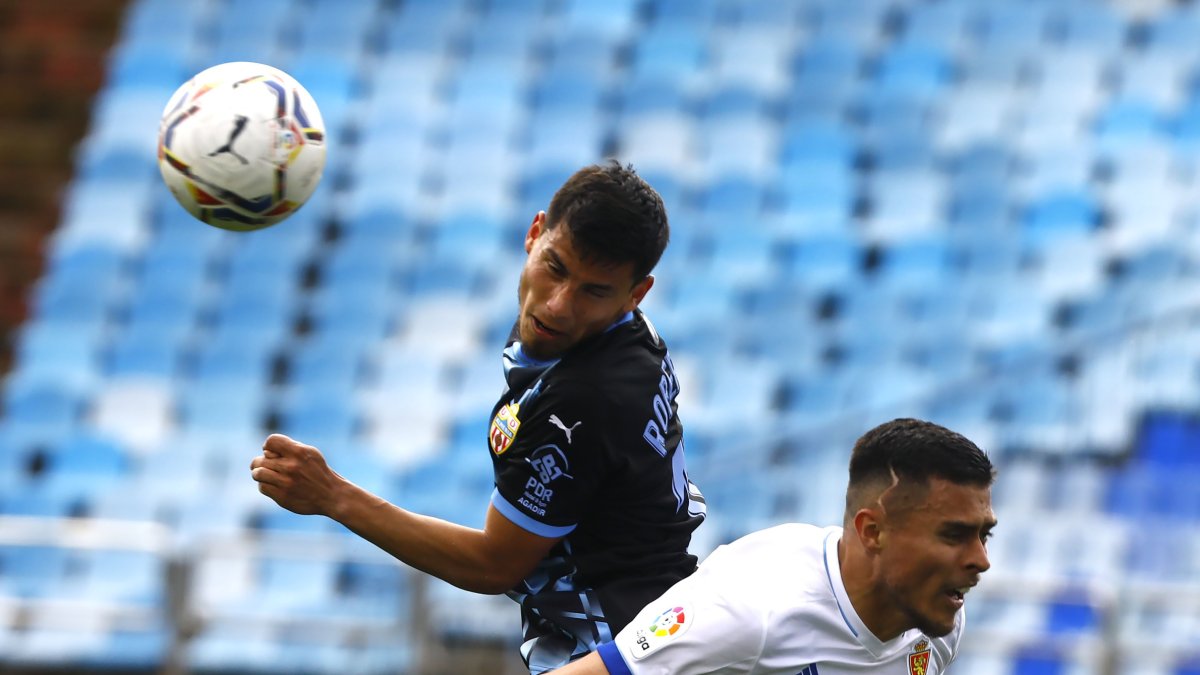Robertone en una jugada del Zaragoza-Almería con Juanjo Narváez.