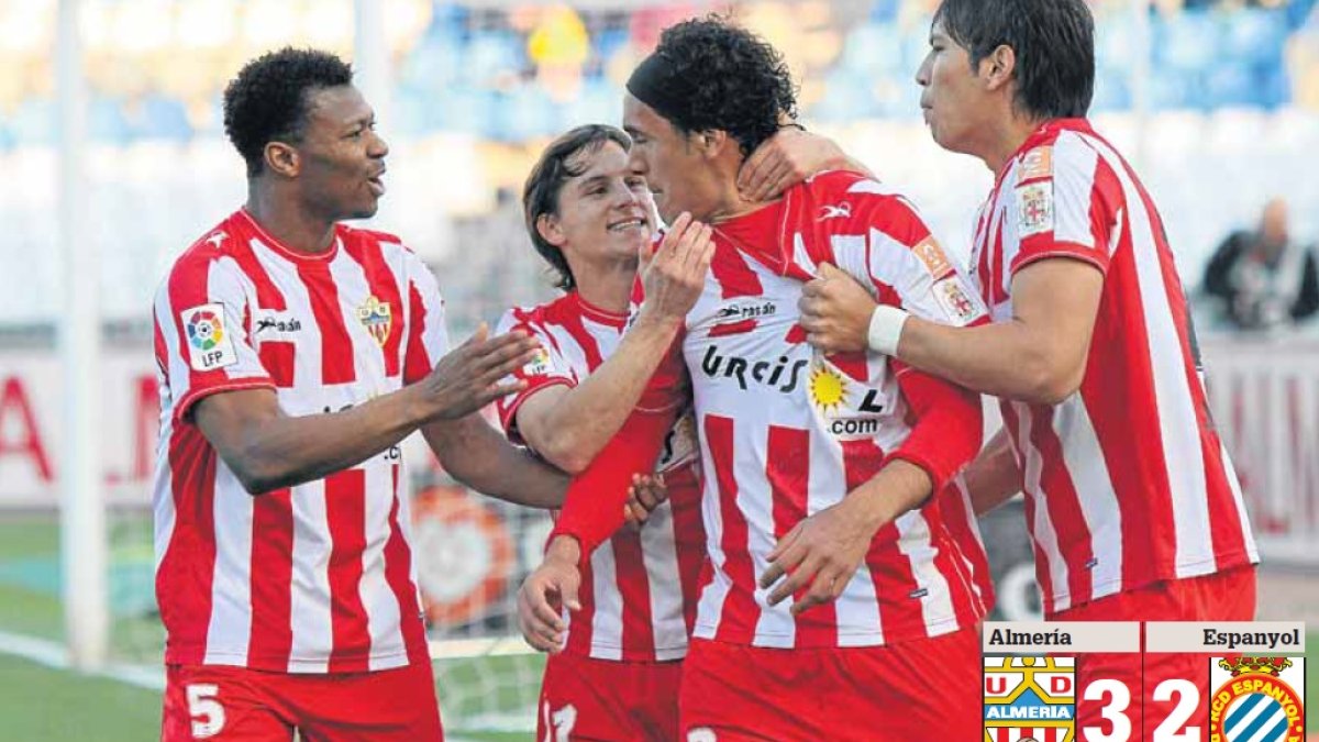 Uche, Piatti, Marcelo y Ulloa celebrando el primer gol del Almería.