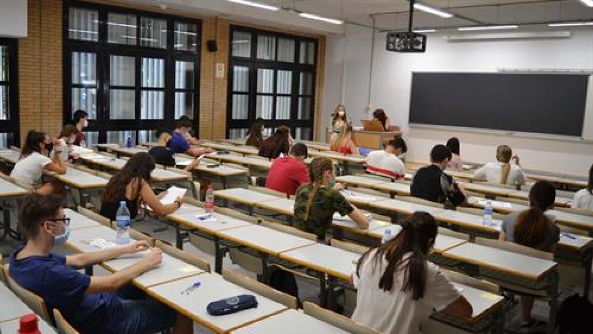 Estudiantes de la UAL con mascarilla durante una clase.