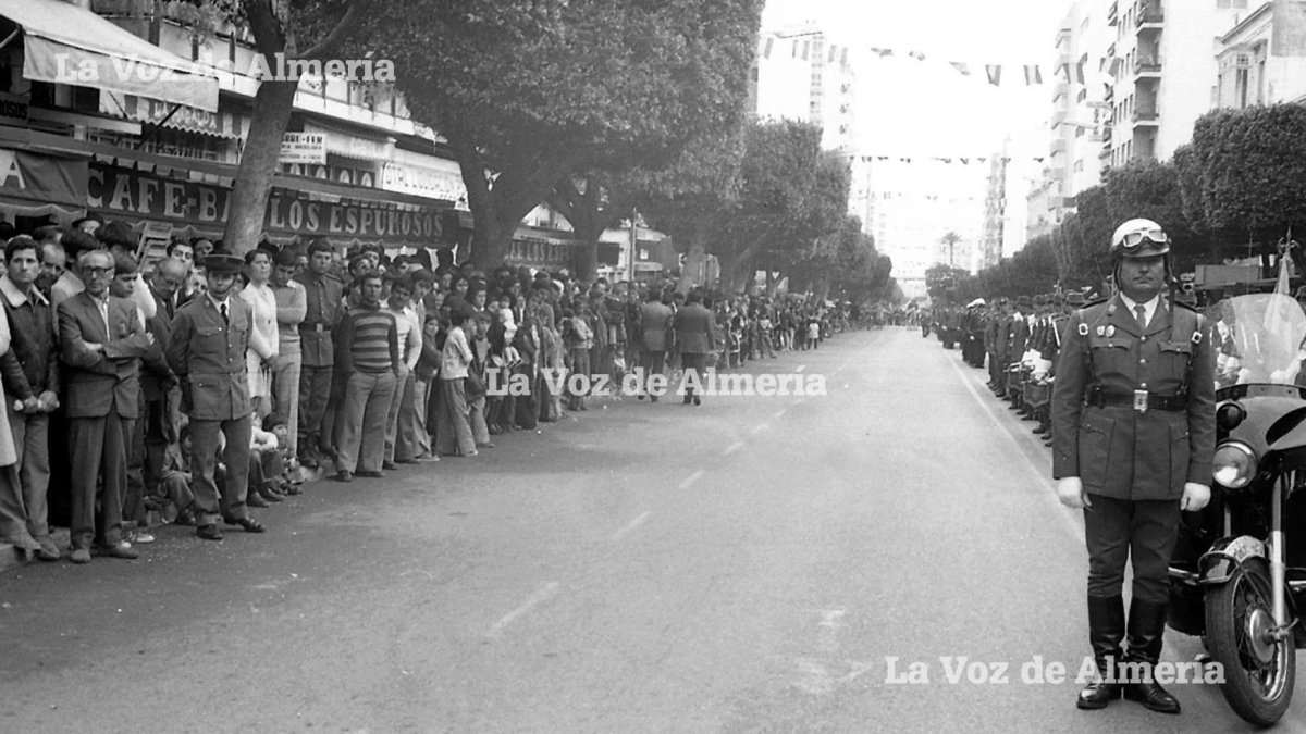 El Paseo que había sido del Príncipe y de la República, se lo dedicaron en la primavera de 1939 al Generalísimo. En la foto, desfile militar.