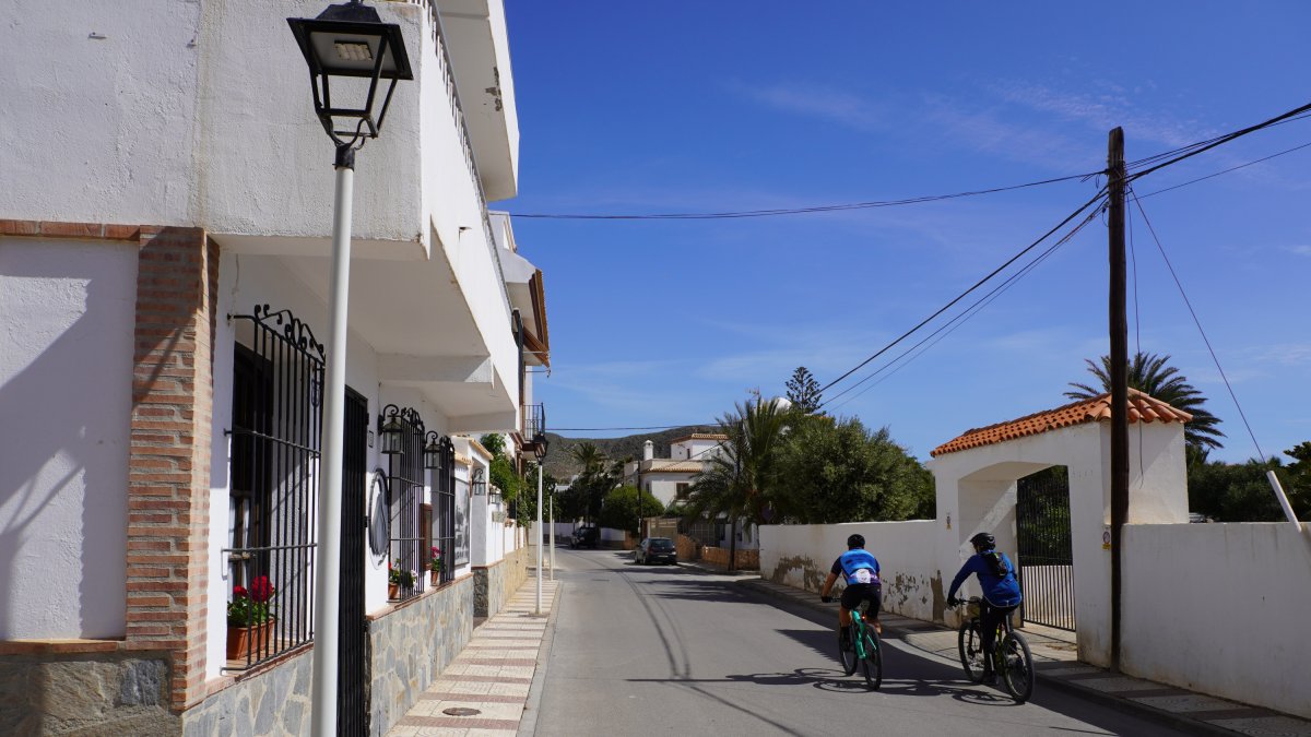 Nueva iluminación en el camino viejo de Garrucha.