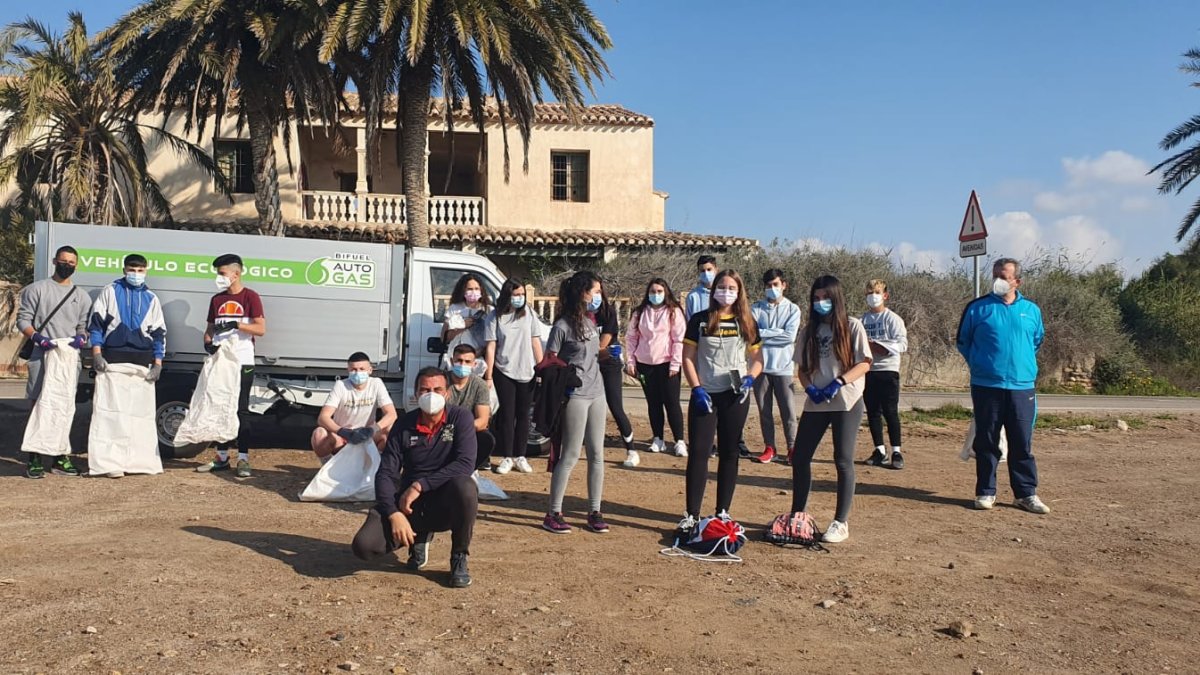 Recogida de residuos en las playas Calataray y Las Palmeras de San Juan de los Terreros.