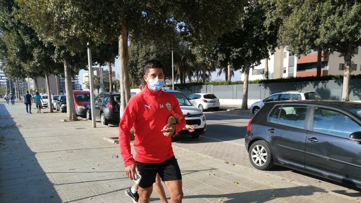 Cristian Olivera sigue en Almería.
