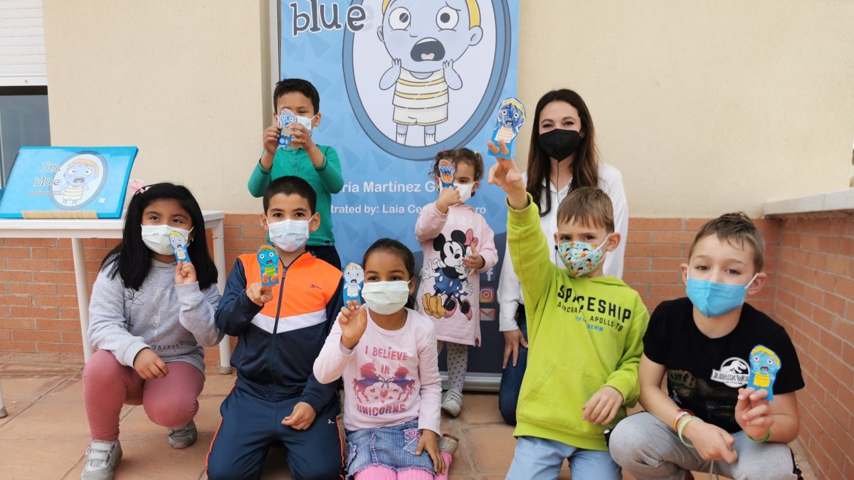 Niños veratenses participantes con la impulsora de la actividad.