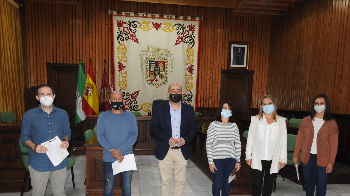 Entrega ayudas a algunos de los beneficiarios en el pasado año.