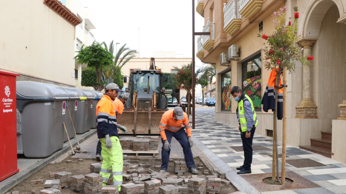 Operarios retirando los adoquines de la vía.