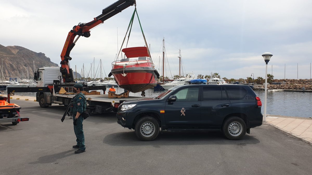 Dispositivo de la Guardia Civil en el Puerto Deportivo de Aguadulce