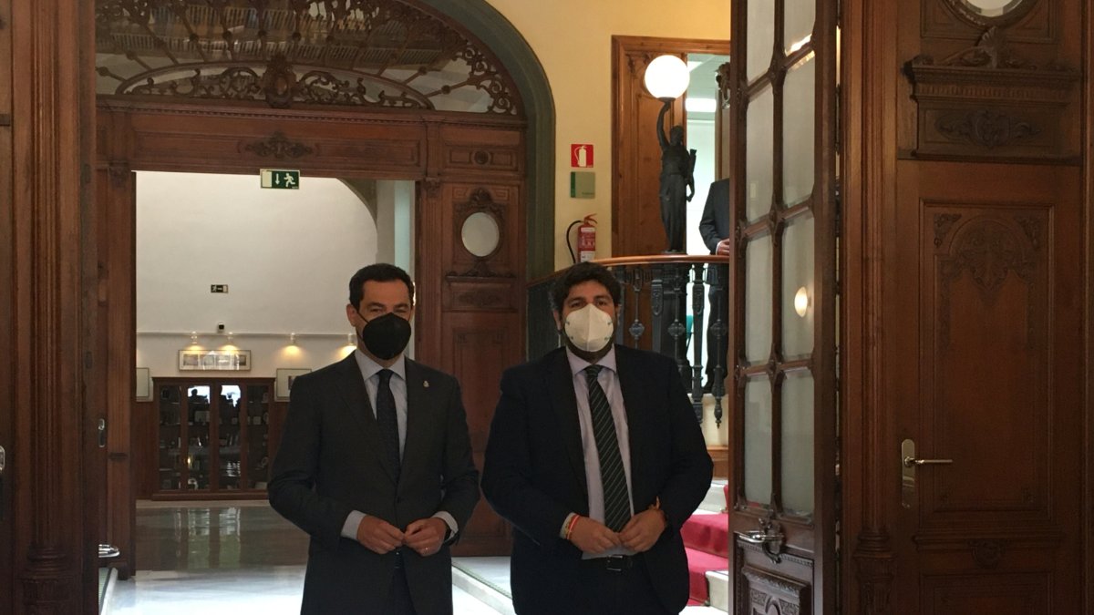 Juanma Moreno, a la izquierda, el pasado lunes en Almería.