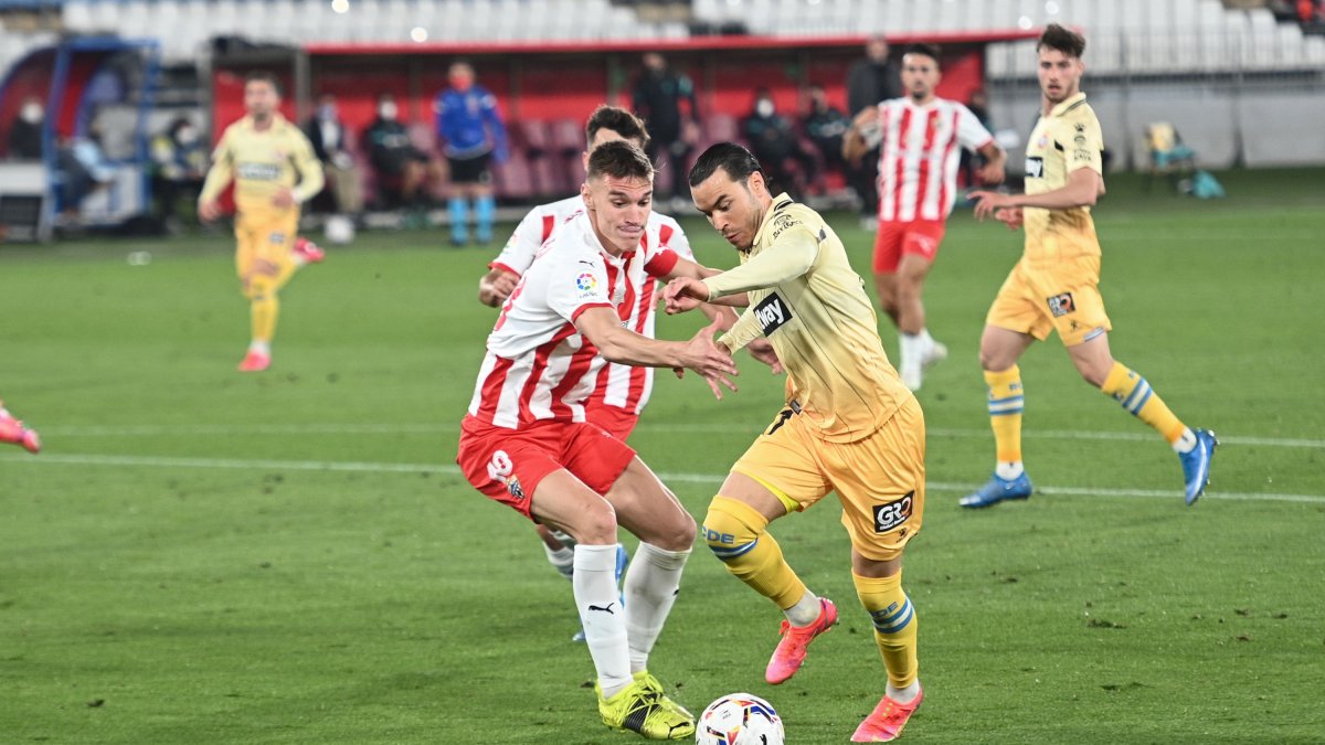Nikola Maras y Raúl de Tomás en el Almería-Espanyol (1-1).