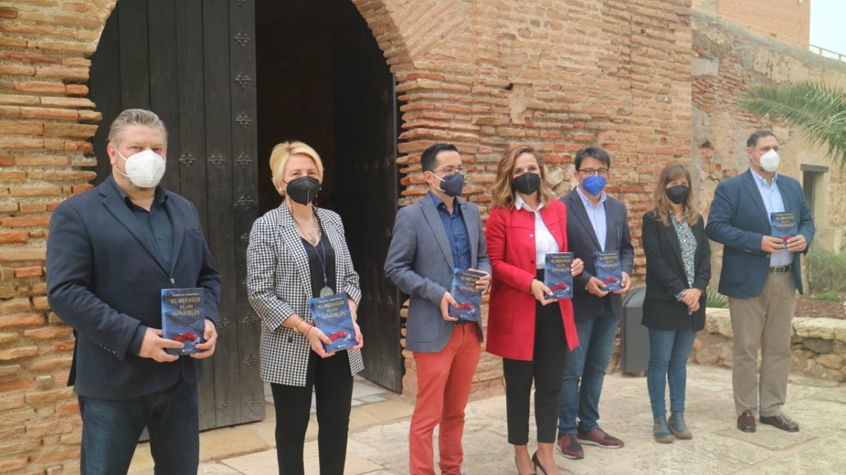 Acto simbólico de donación de ejemplares esta mañana en la Alcazaba de Almería.