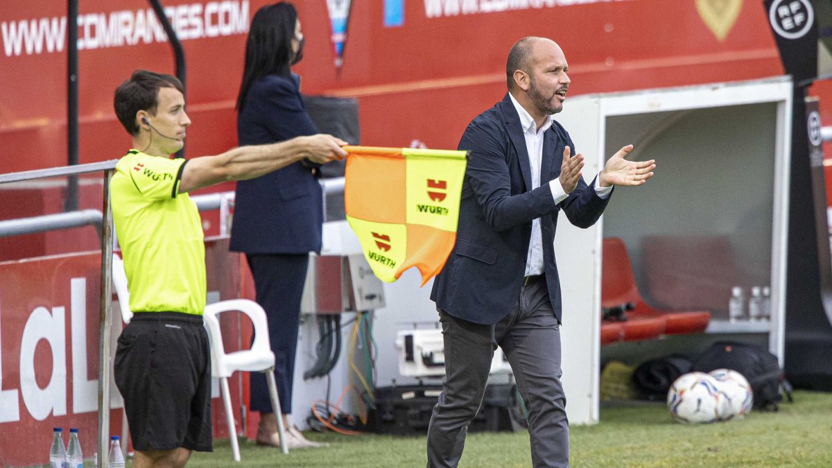 José Alberto López en el empate del Mirandés contra el Tenerife.