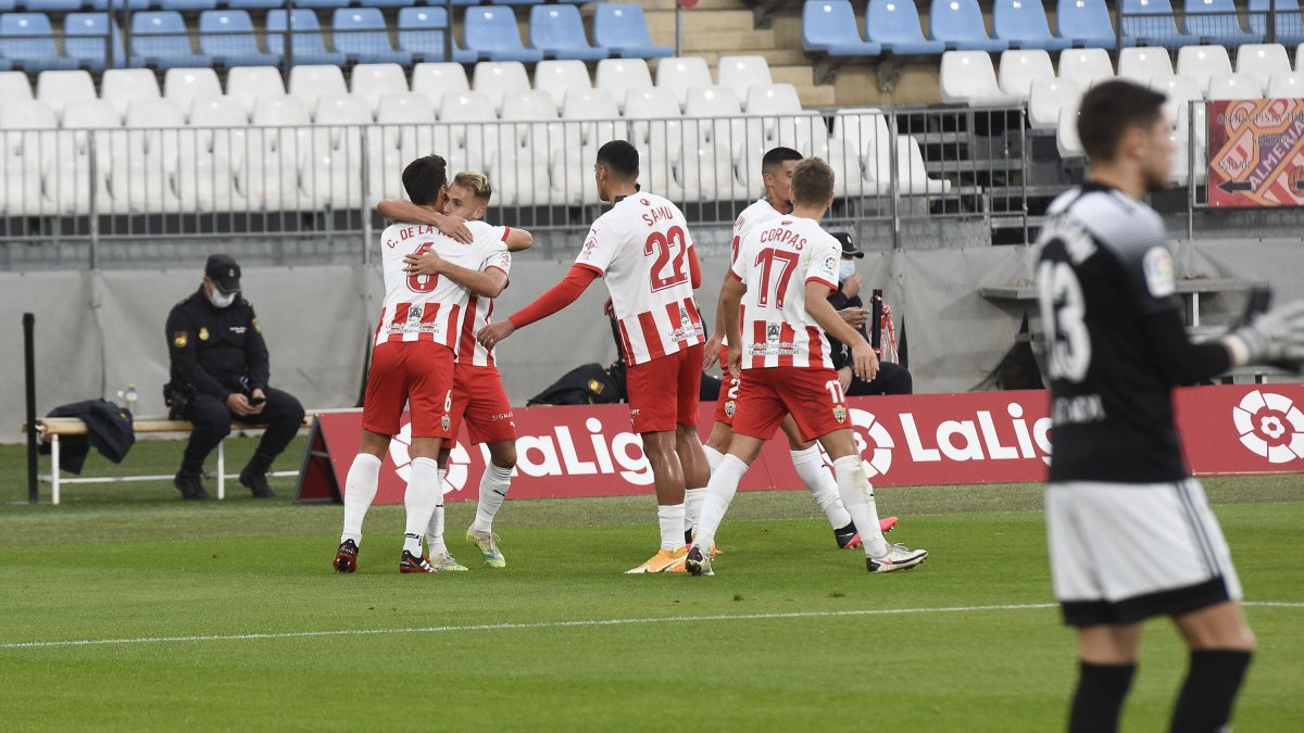 El Almería se impuso en la primera vuelta 2-1 con goles de Villalba y Sadiq.