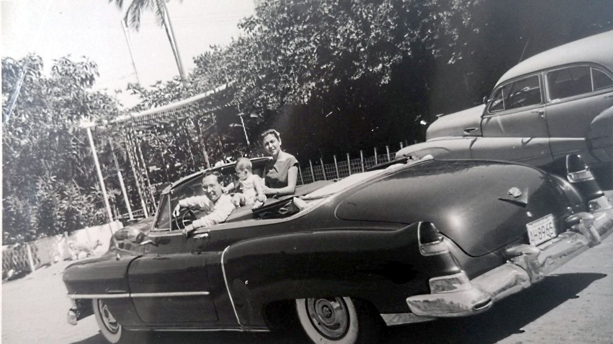 Pedro Soler, en Caracas, en uno de sus coches descapotables, con su primogénito y su mujer Josefa Miras.