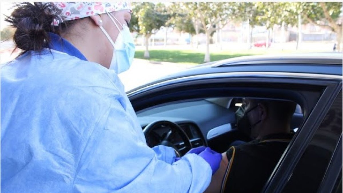 Un almeriense se vacuna en la capital.