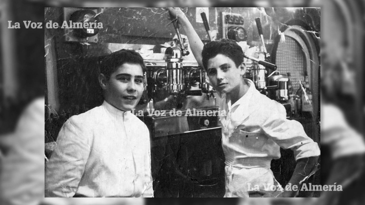 Pepe Fernández, el de la izquierda de la foto, con su amigo José Hernández con el que compartió los primeros años de trabajo en la hostelería.