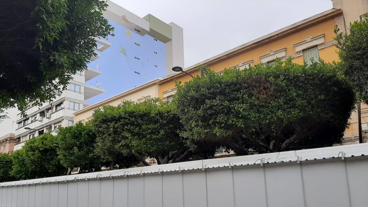 Expositores de la Feria del Libro de Almería instalados en la parte baja del Paseo.