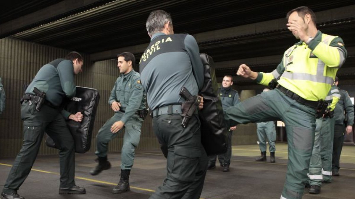 Agentes de la Guardia Civil realizando su entrenamiento en una imagen de archivo.