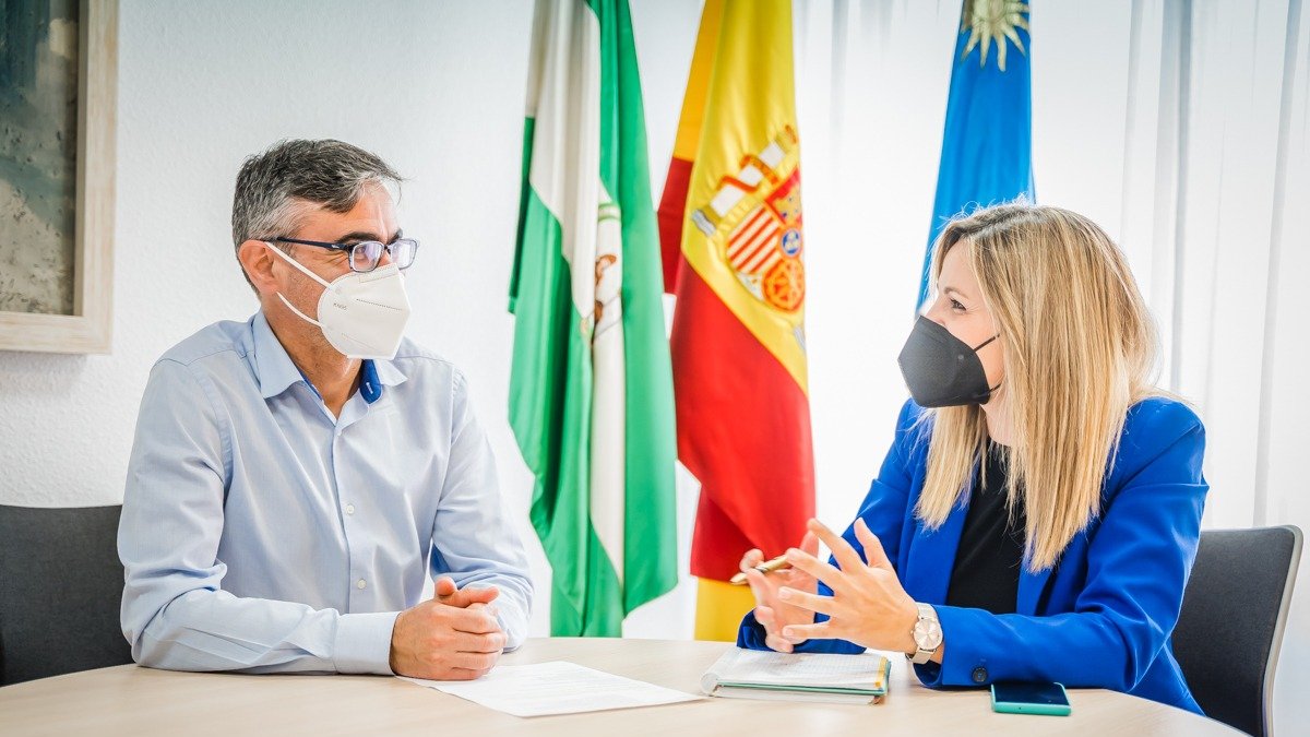 La edil Rocío Sánchez y responsable de Informática.