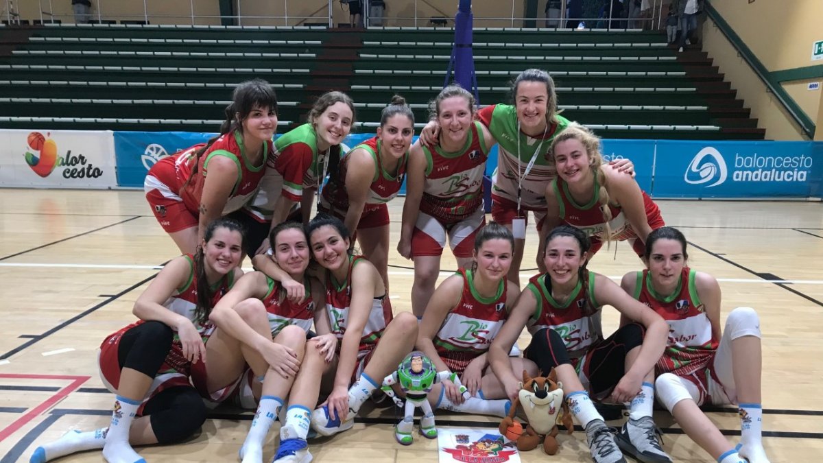 Las jugadoras viatorenas celebrando la victoria.
