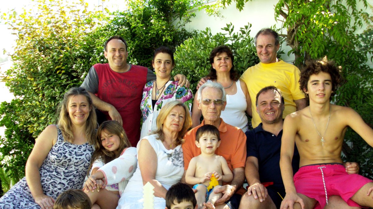 Noemí, rodeada de su familia.