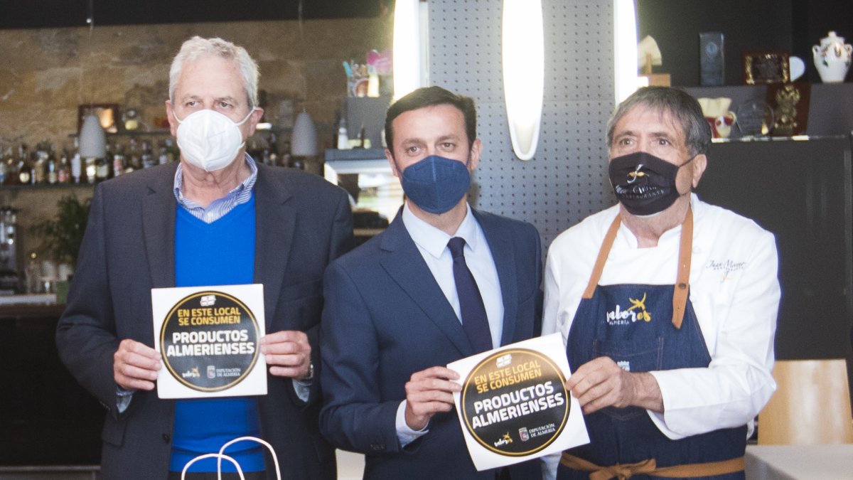 El presidente de Diputación, Javier A. García y el alcalde de Vera, José Carmelo Jorge, entregan al chef Juan Moreno material promocional.