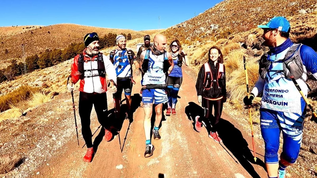 Parte del Club Ultrafondo Almería, entrenando en la montaña.