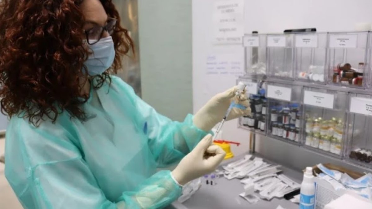 Imagen de archivo de una sanitaria preparando una vacuna.