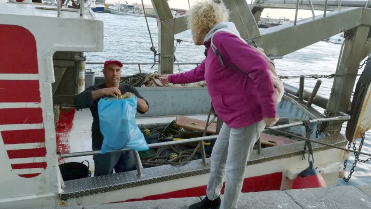 Recogida de basuras marinas en el Puerto de Almería.