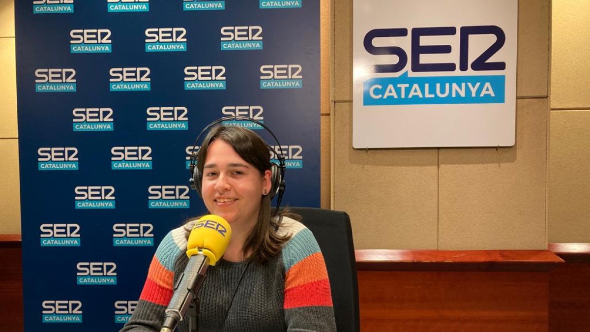 Nuria Vilamala en los estudios de la Cadena SER Catalunya.