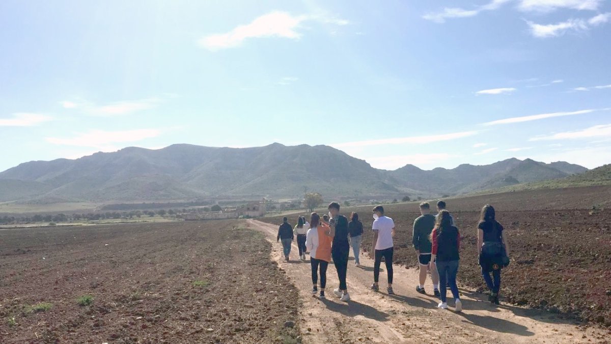 Alumnado del IES Maestro Padilla se dirigen al Cortijo del Fraile.