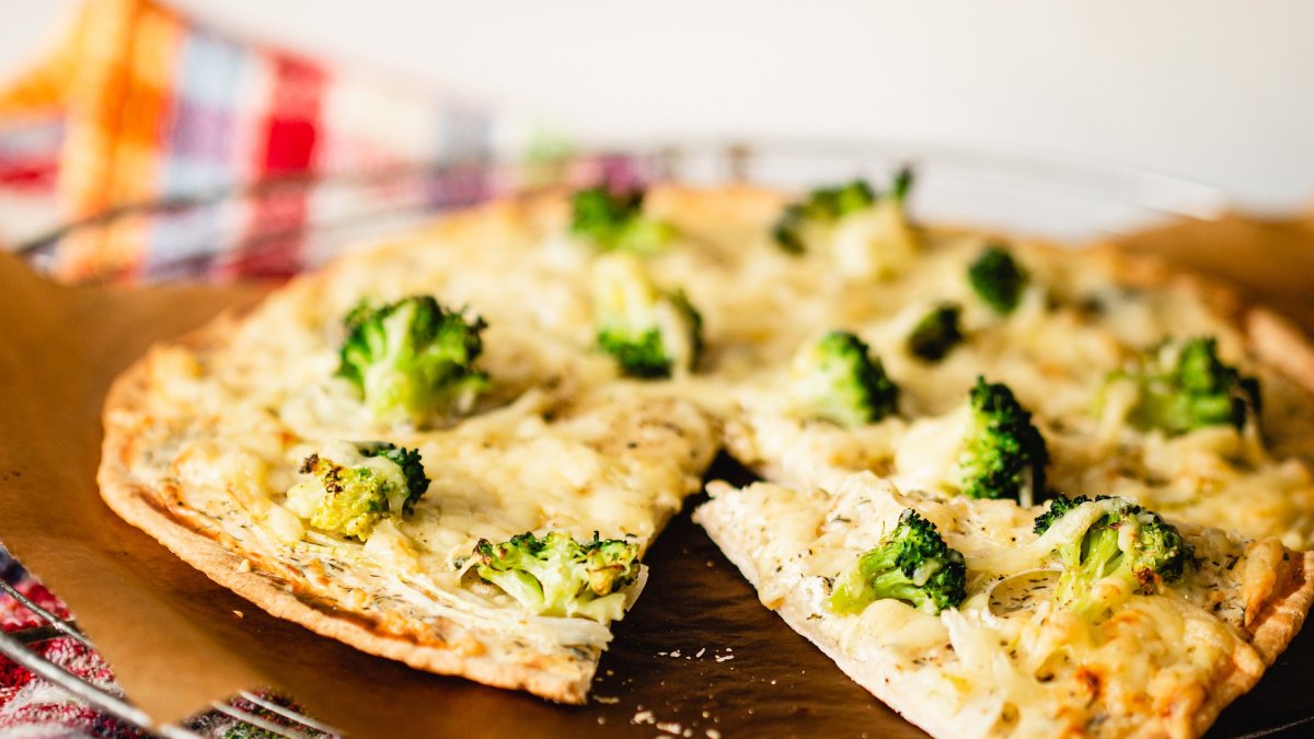 Descubre cómo preparar una pizza con base de brócoli.