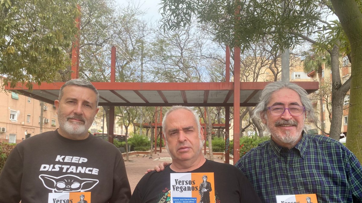 Antonio Jesús García, entre Antonio J. Morata, Elmo, autor de las ilustraciones, y Jose M. Parra, responsable del diseño.