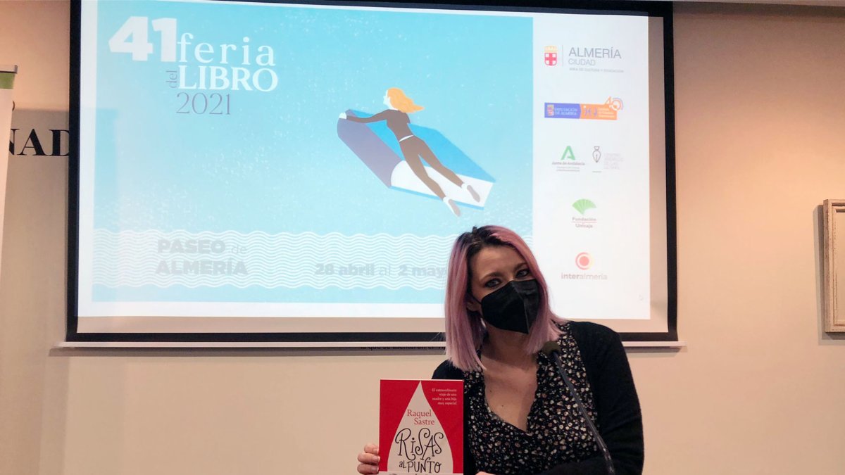 En el Centro Fundación Unicaja, Raquel Sastre ha presentado su libro ‘Risas al punto de sal’.