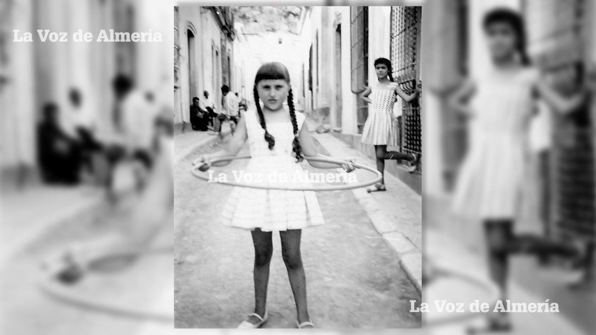 La niña Ana Ruiz, de la calle Descanso, jugando con su aro antes de que la televisión rescatara el juego con el nombre de hula hoop.