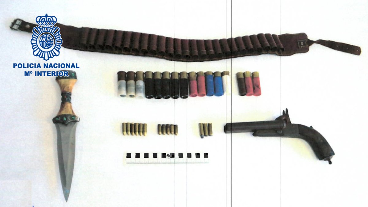 Cartuchera hallada en la vivienda de uno de los detenidos.