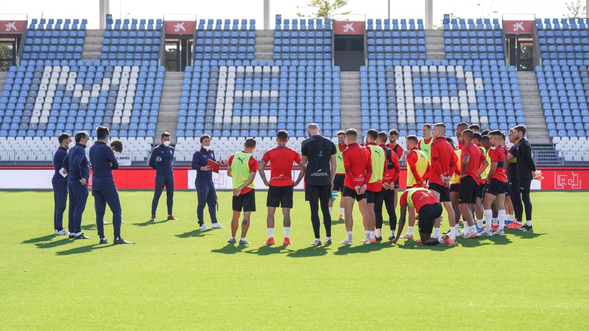 Charla de Rubi al equipo en el último entrenamiento de la semana.