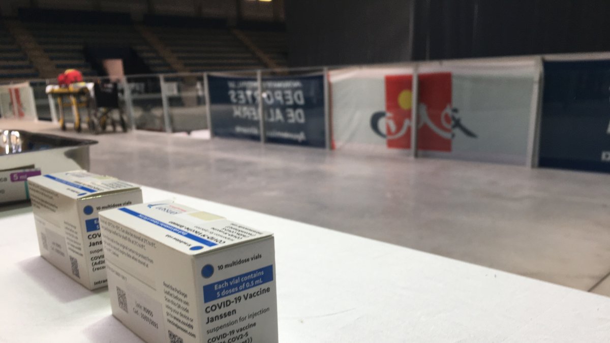 Una caja de viales de Janssen en el Palacio de los Juegos Mediterráneos.